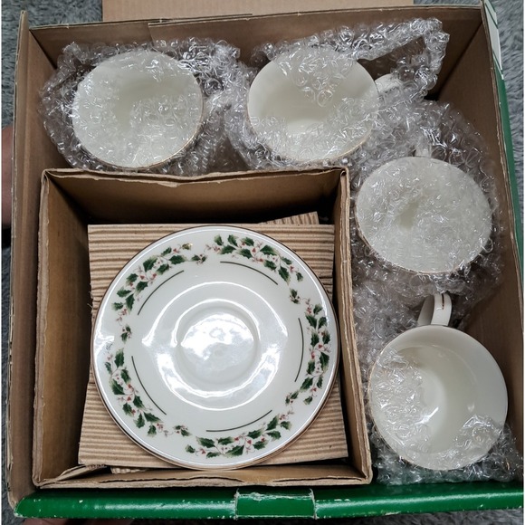 11 PC Christmas Holiday Porcelain Dinnerware Set Plates Holly Berry Gold Trim - Picture 6 of 13